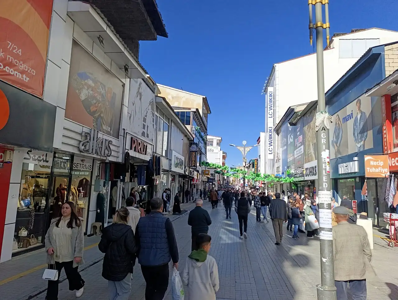Kestane sıcakları Cumhuriyet Caddesi'ni hareketlendirdi