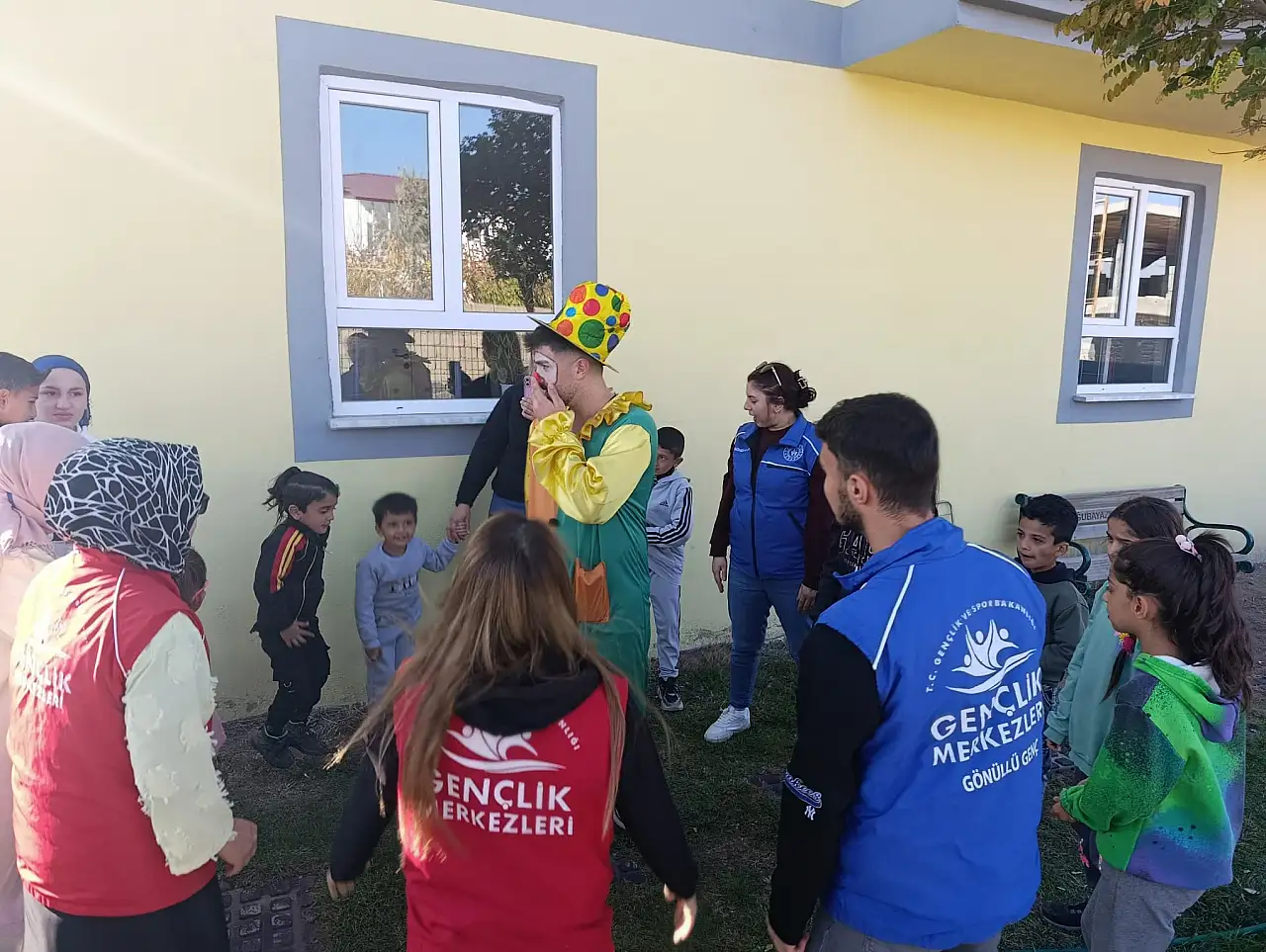 Doğubayazıt'ta genç gönüllülerden özel öğrencilere sevgi dolu ziyaret