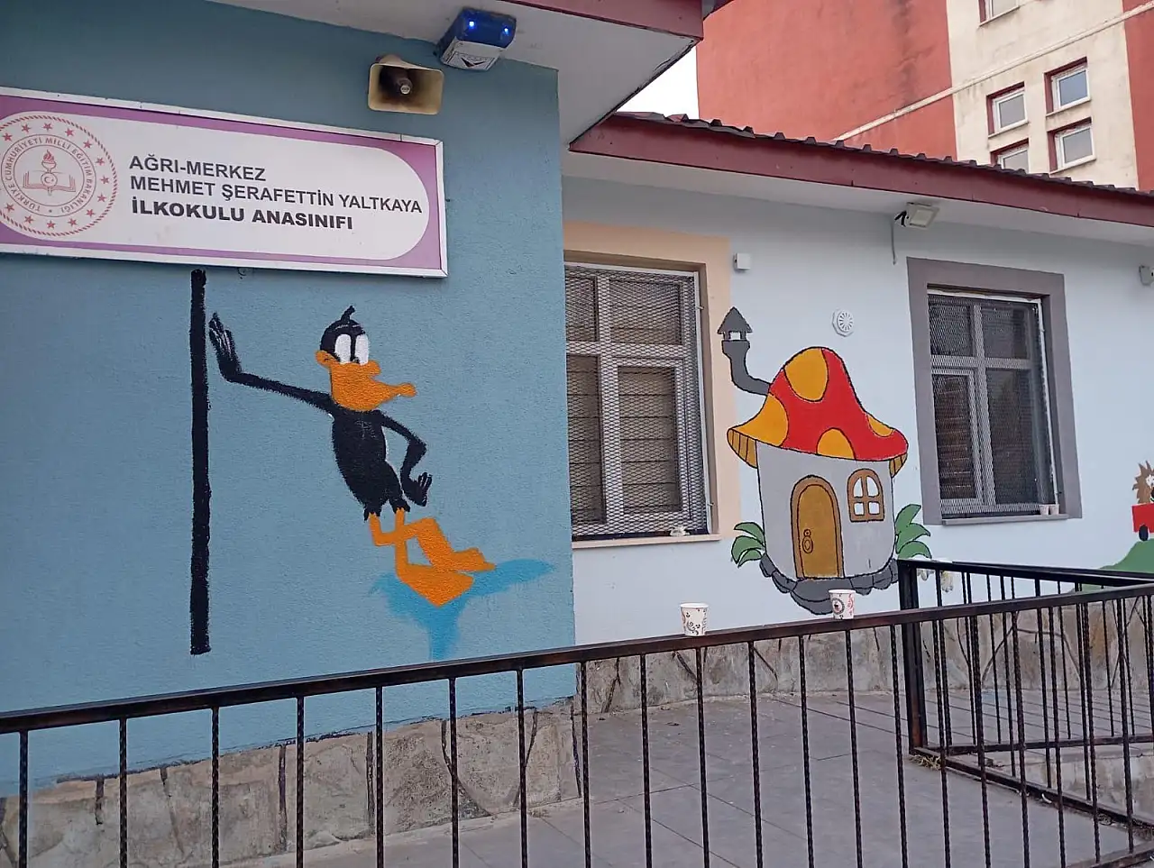 Ağrı'da üniversite kulüplerinden miniklere renkli sürpriz