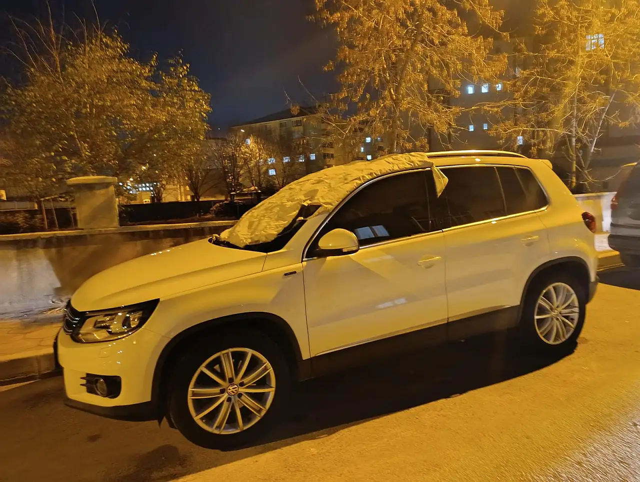 Ağrılılar kar yağmadan araçlarını örtmeye başladı