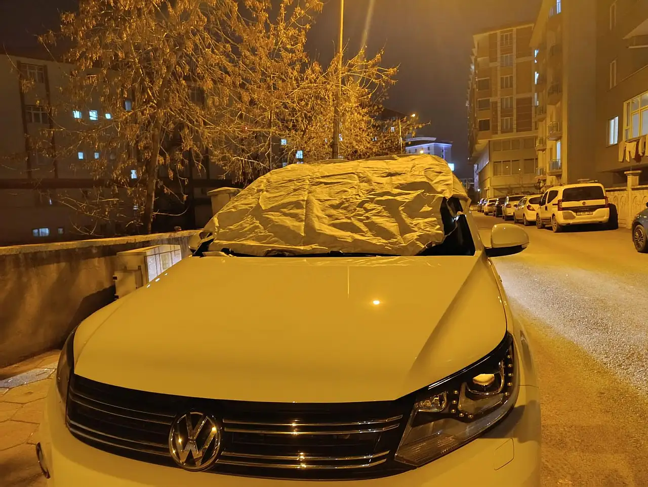 Ağrılılar kar yağmadan araçlarını örtmeye başladı