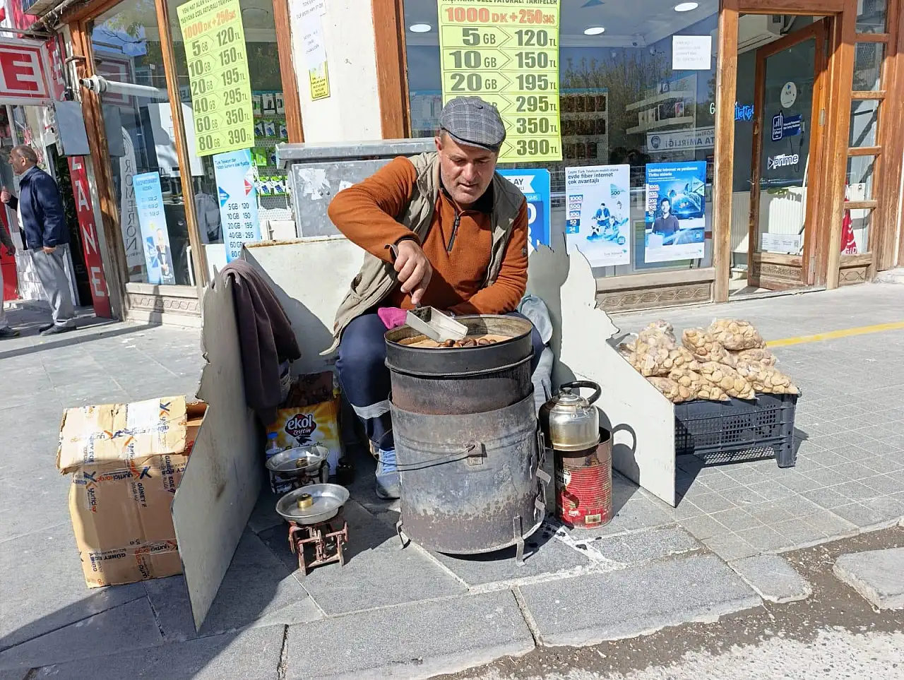 Ağrı'da soğuk havayla birlikte kestane kokusu caddeye yayıldı