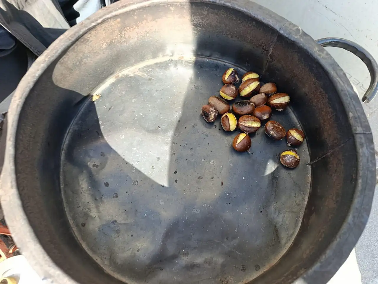 Ağrı'da soğuk havayla birlikte kestane kokusu caddeye yayıldı