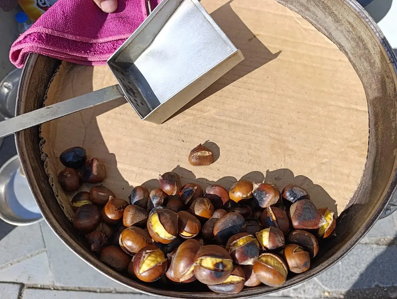 Ağrı'da soğuk havayla birlikte kestane kokusu caddeye yayıldı