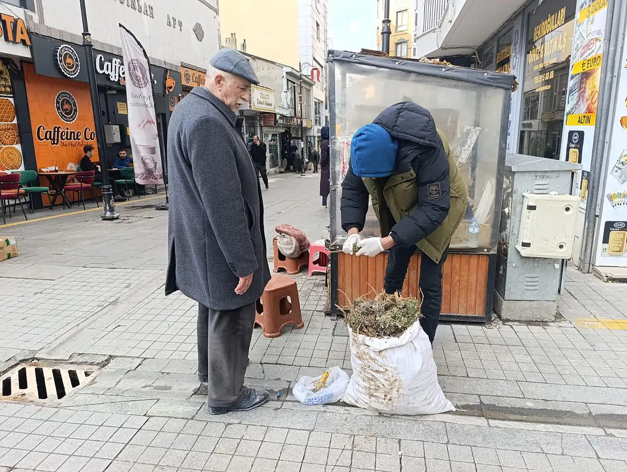 Aladağ'dan toplanan yabani havuç kökü Ağrı'da ilgi görüyor