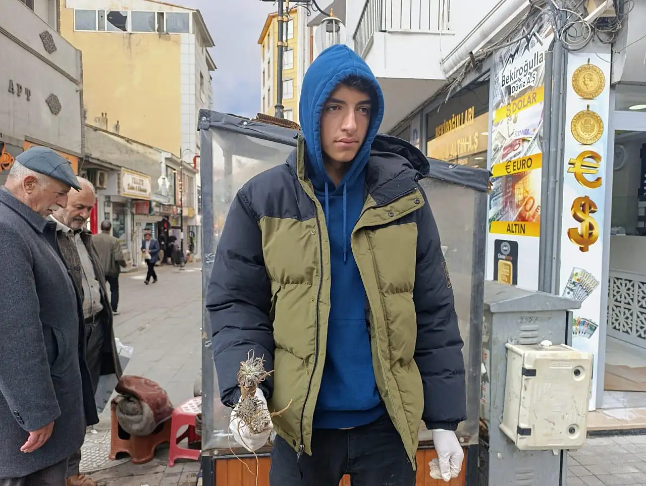 Aladağ'dan toplanan yabani havuç kökü Ağrı'da ilgi görüyor