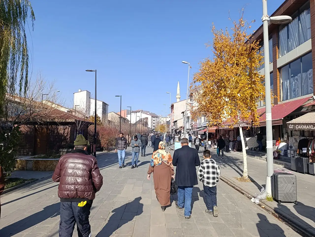 Ağrı'da güneşli havaya son fırsat: Caddelerde yoğunluk yaşandı