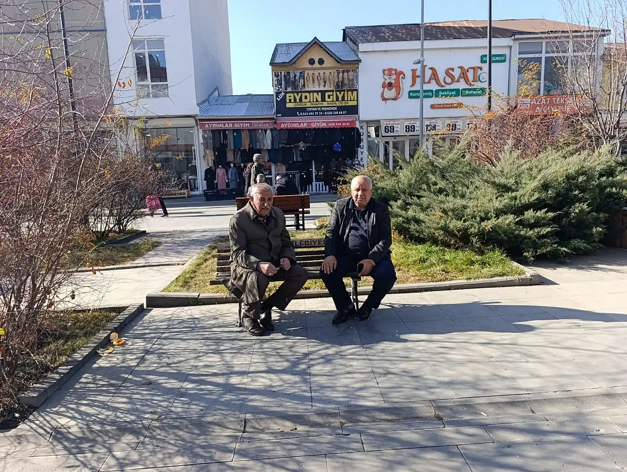 Ağrı'da güneşli havaya son fırsat: Caddelerde yoğunluk yaşandı