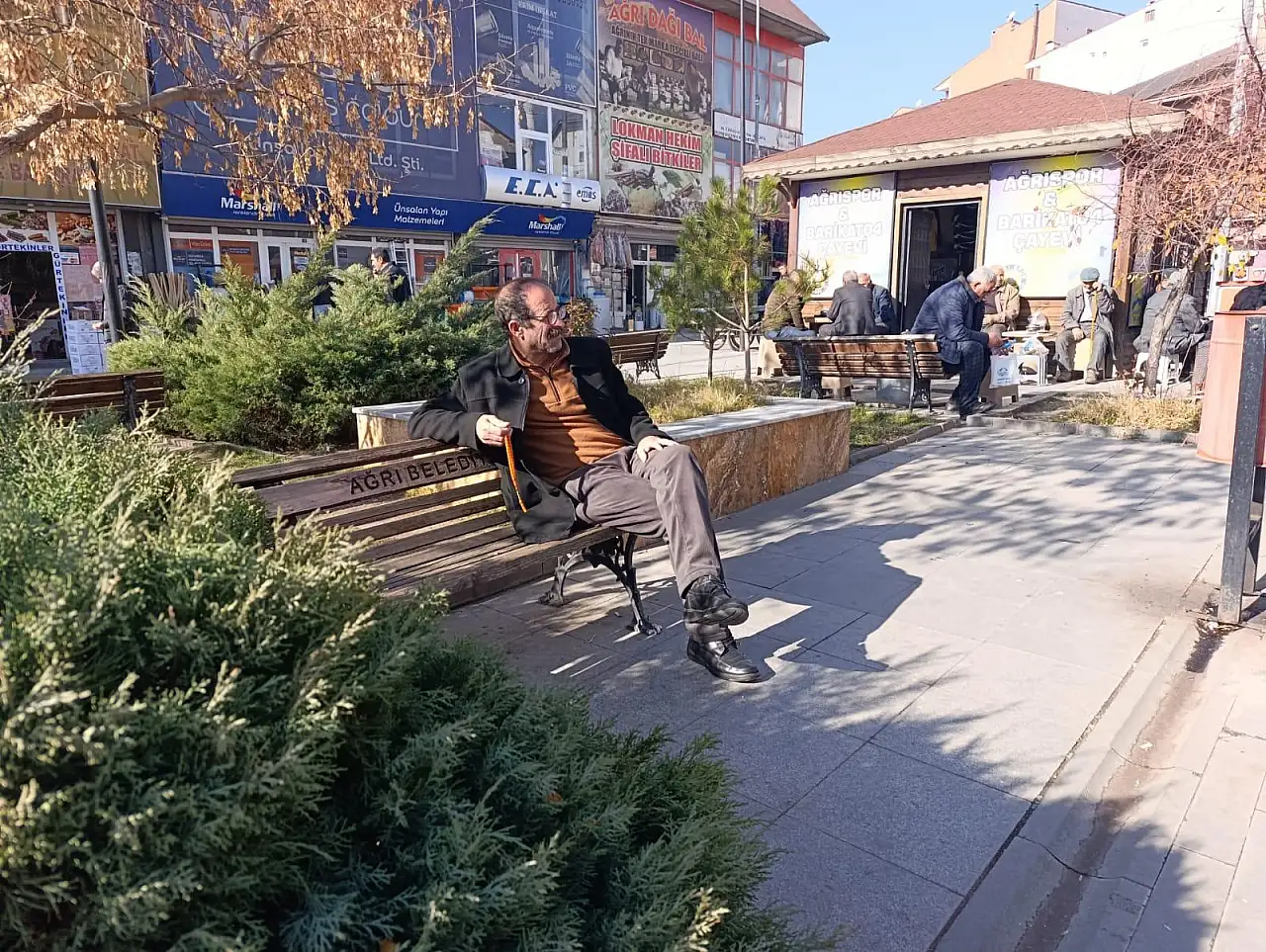 Ağrı'da güneşli havaya son fırsat: Caddelerde yoğunluk yaşandı