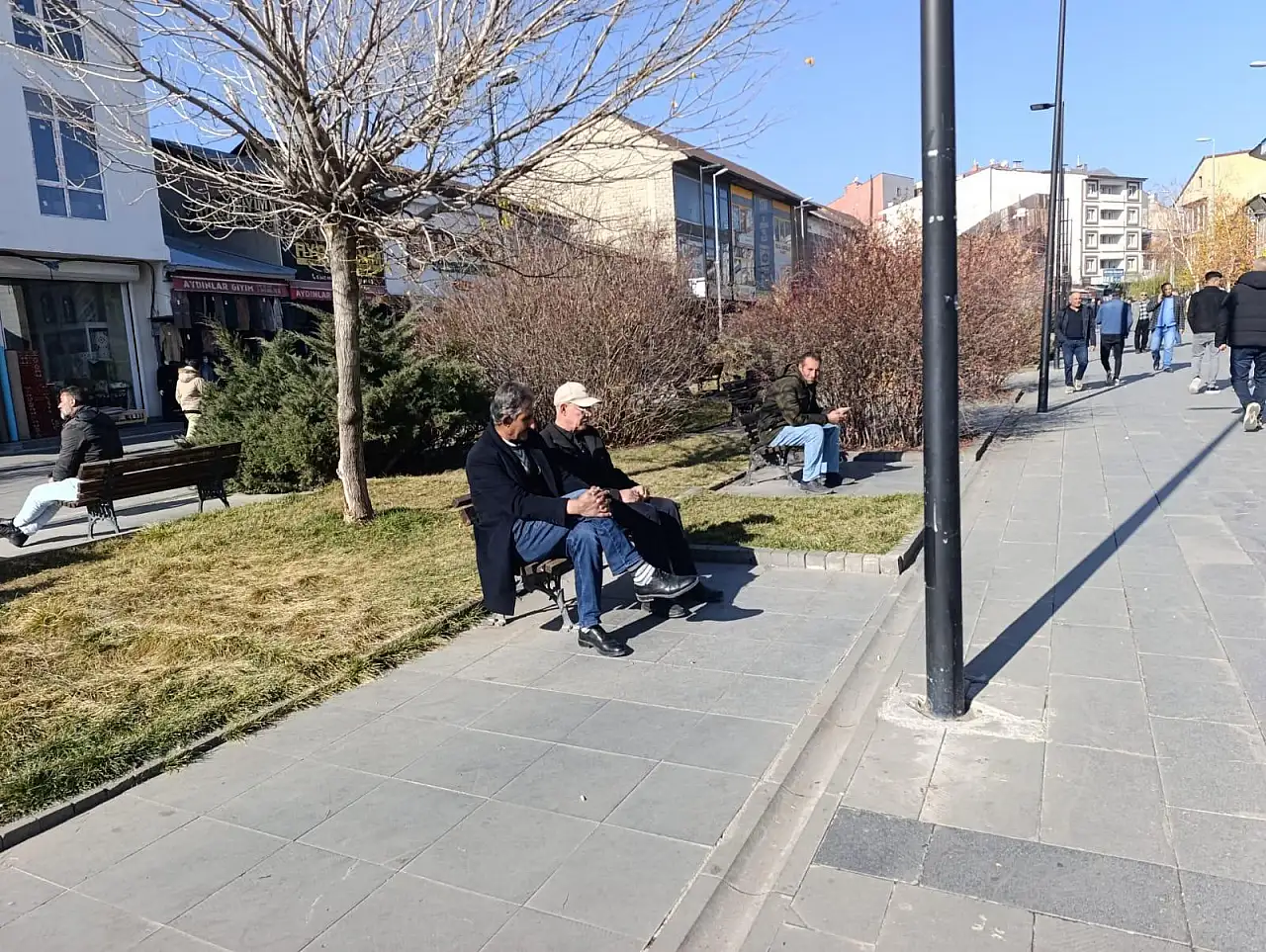 Ağrı'da güneşli havaya son fırsat: Caddelerde yoğunluk yaşandı