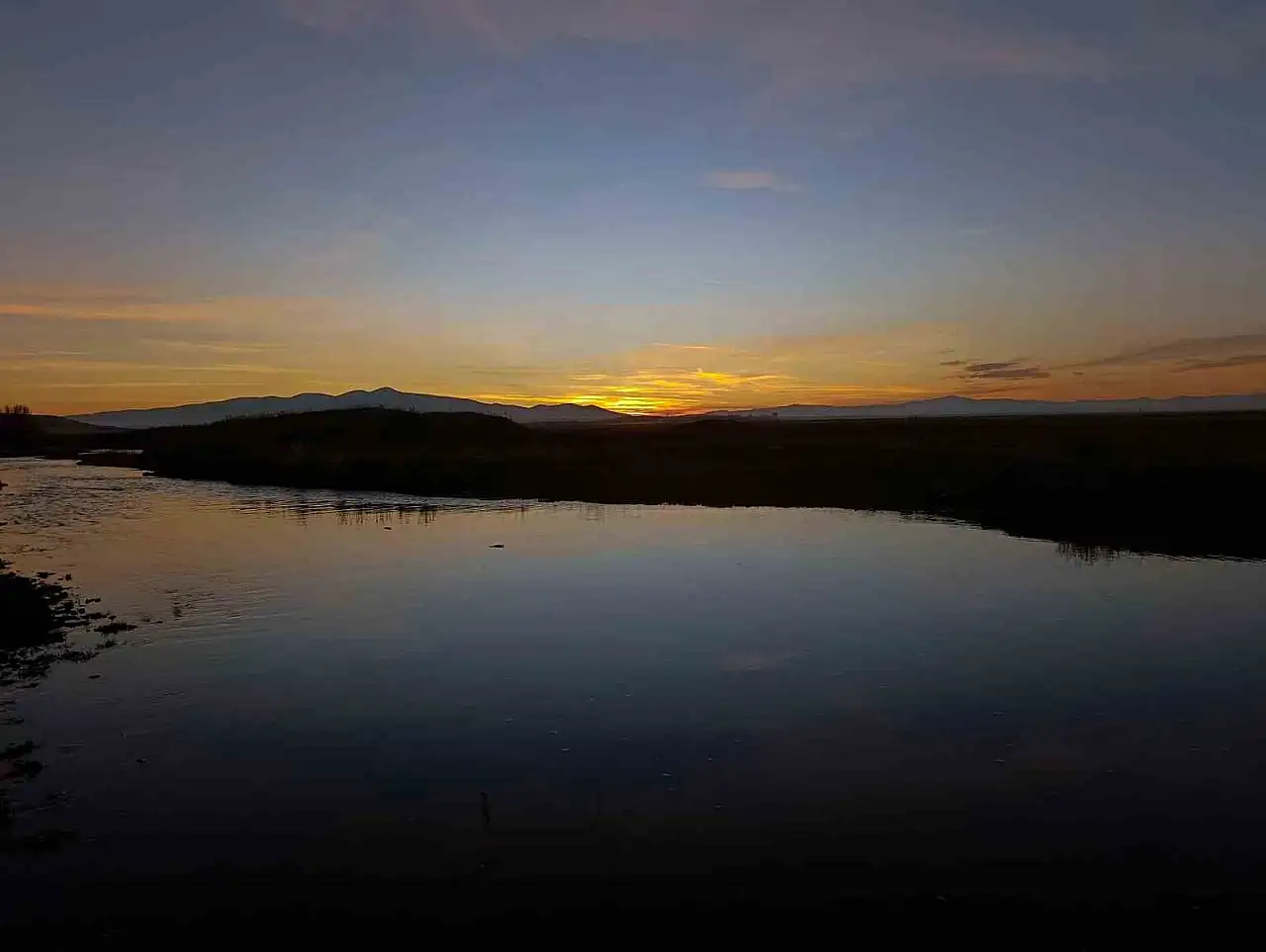 Kars'ta Gün Batımı: Gökyüzü Kızıl Tonlarla Büyülüyor