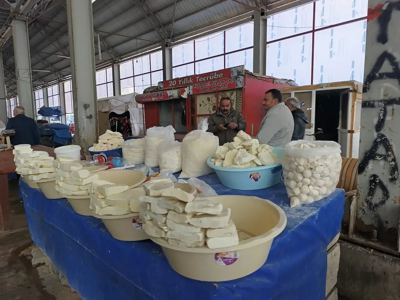 Ağrı'da sebze pazarı, kışlık peynir alışverişiyle hareketlendi