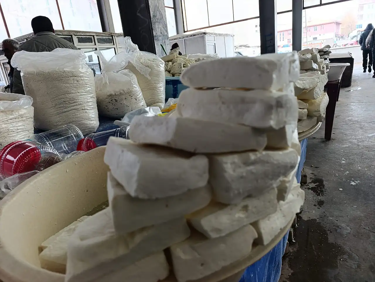 Ağrı'da sebze pazarı, kışlık peynir alışverişiyle hareketlendi
