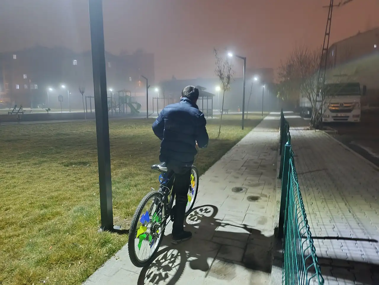 Ağrı'da soğuk hava ile birlikte gece sis oluştu