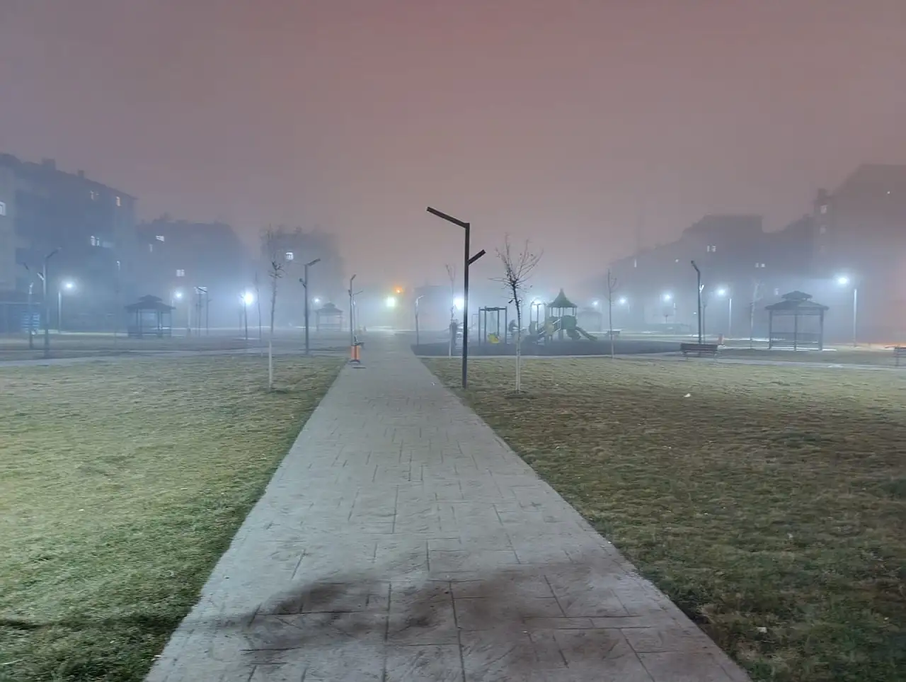 Ağrı'da soğuk hava ile birlikte gece sis oluştu