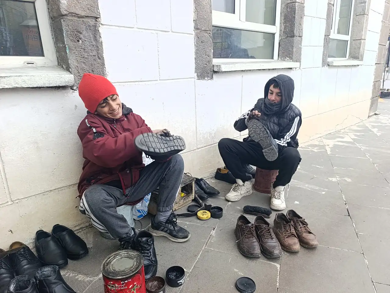 Ağrı'da iki öğrenci okul harçlığını ayakkabı boyayarak kazanıyor