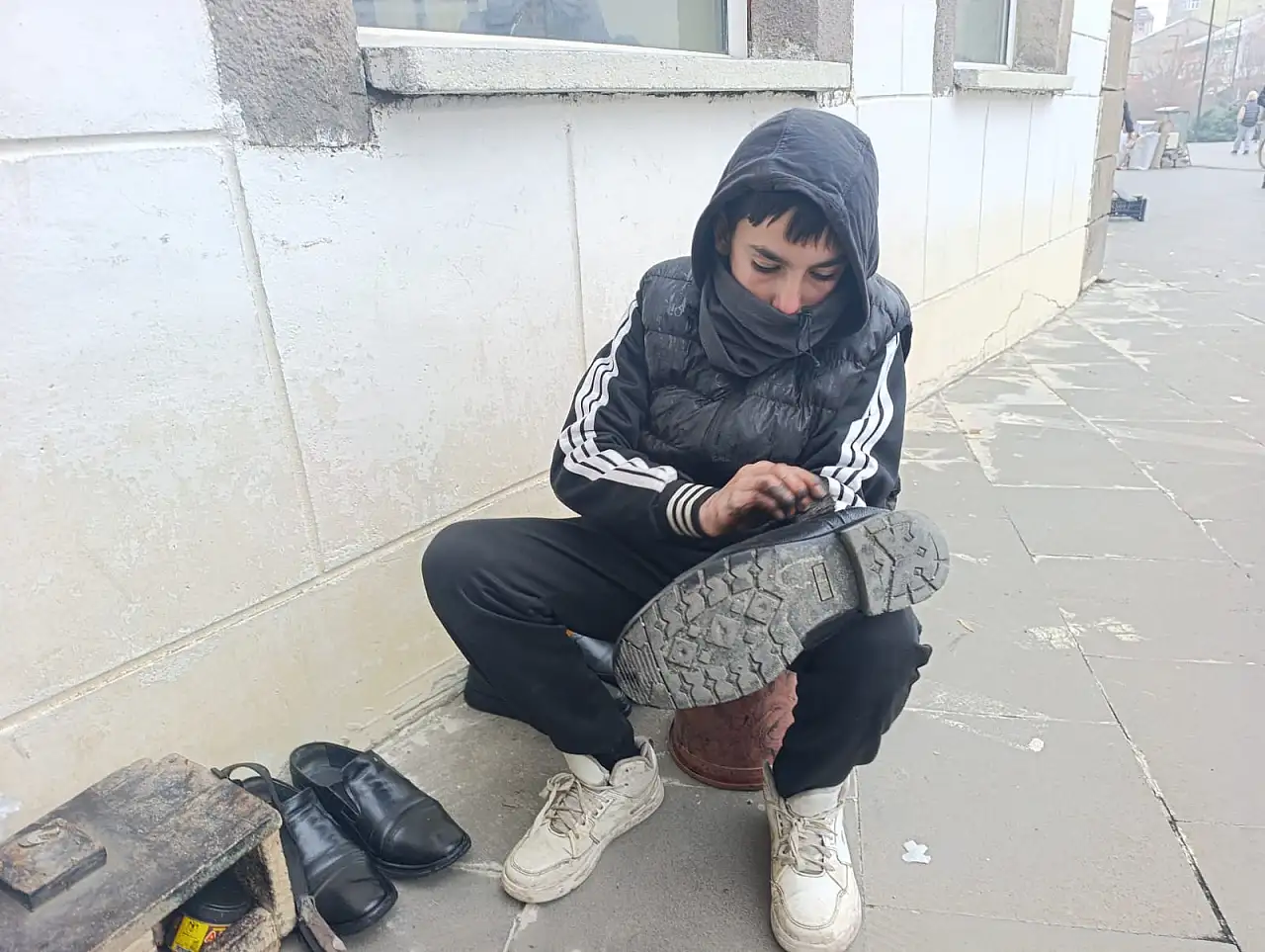 Ağrı'da iki öğrenci okul harçlığını ayakkabı boyayarak kazanıyor