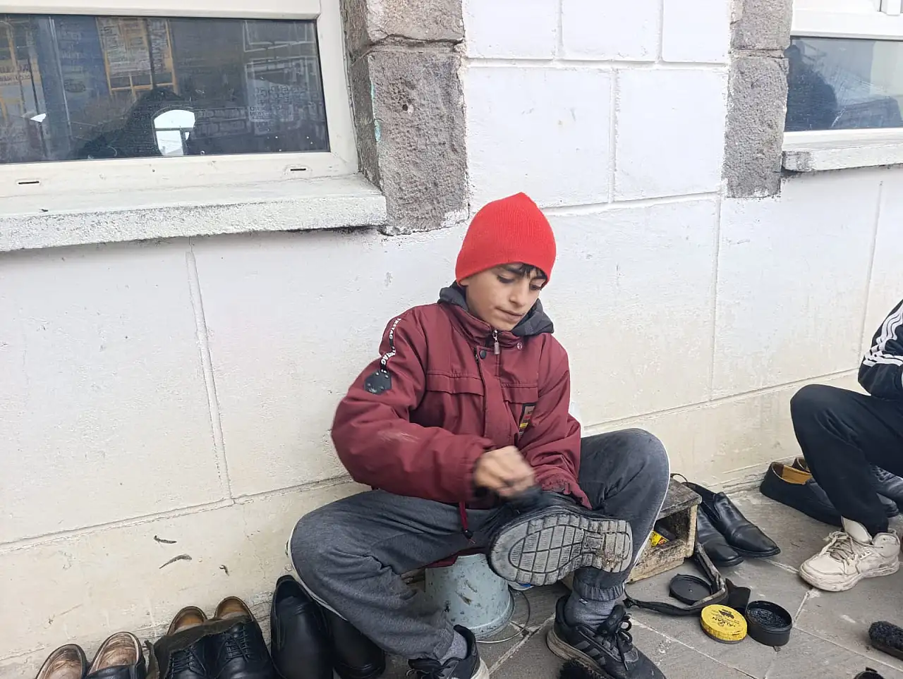 Ağrı'da iki öğrenci okul harçlığını ayakkabı boyayarak kazanıyor