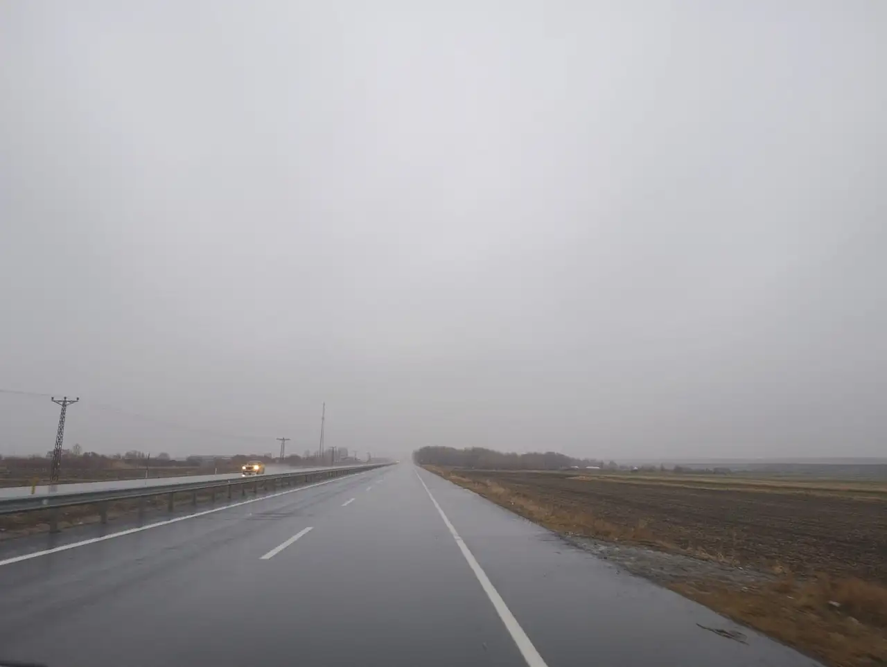 Eleşkirt–Ağrı yolunda sis ve karla karışık yağmur etkili oldu