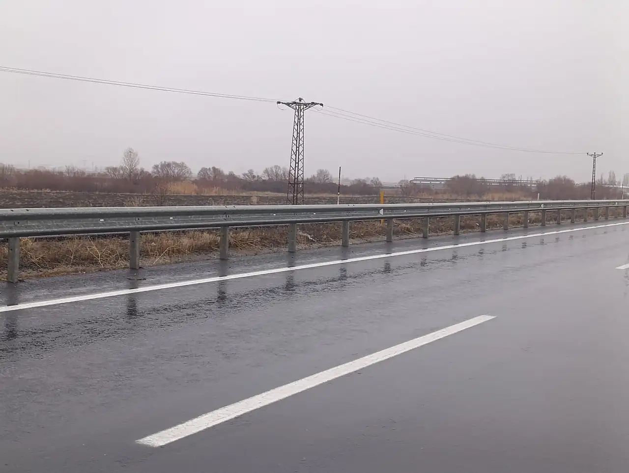 Eleşkirt–Ağrı yolunda sis ve karla karışık yağmur etkili oldu