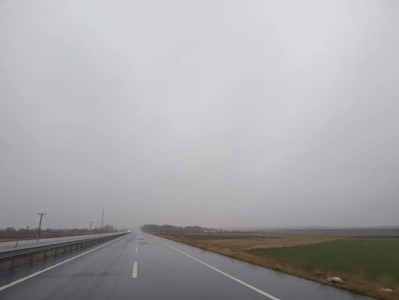 Eleşkirt–Ağrı yolunda sis ve karla karışık yağmur etkili oldu