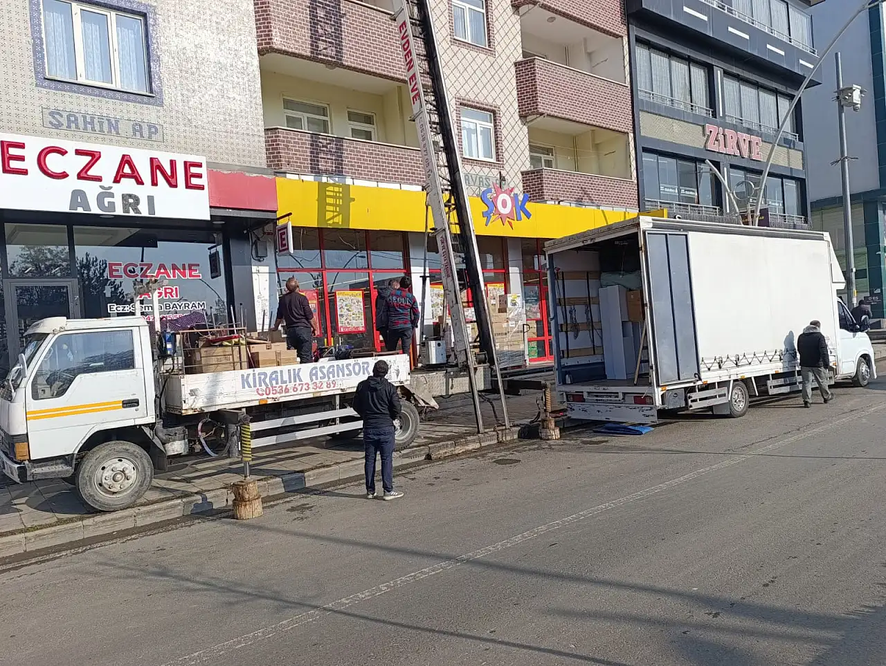 Ağrı'da güneşli hava ev taşımacılığını hareketlendirdi