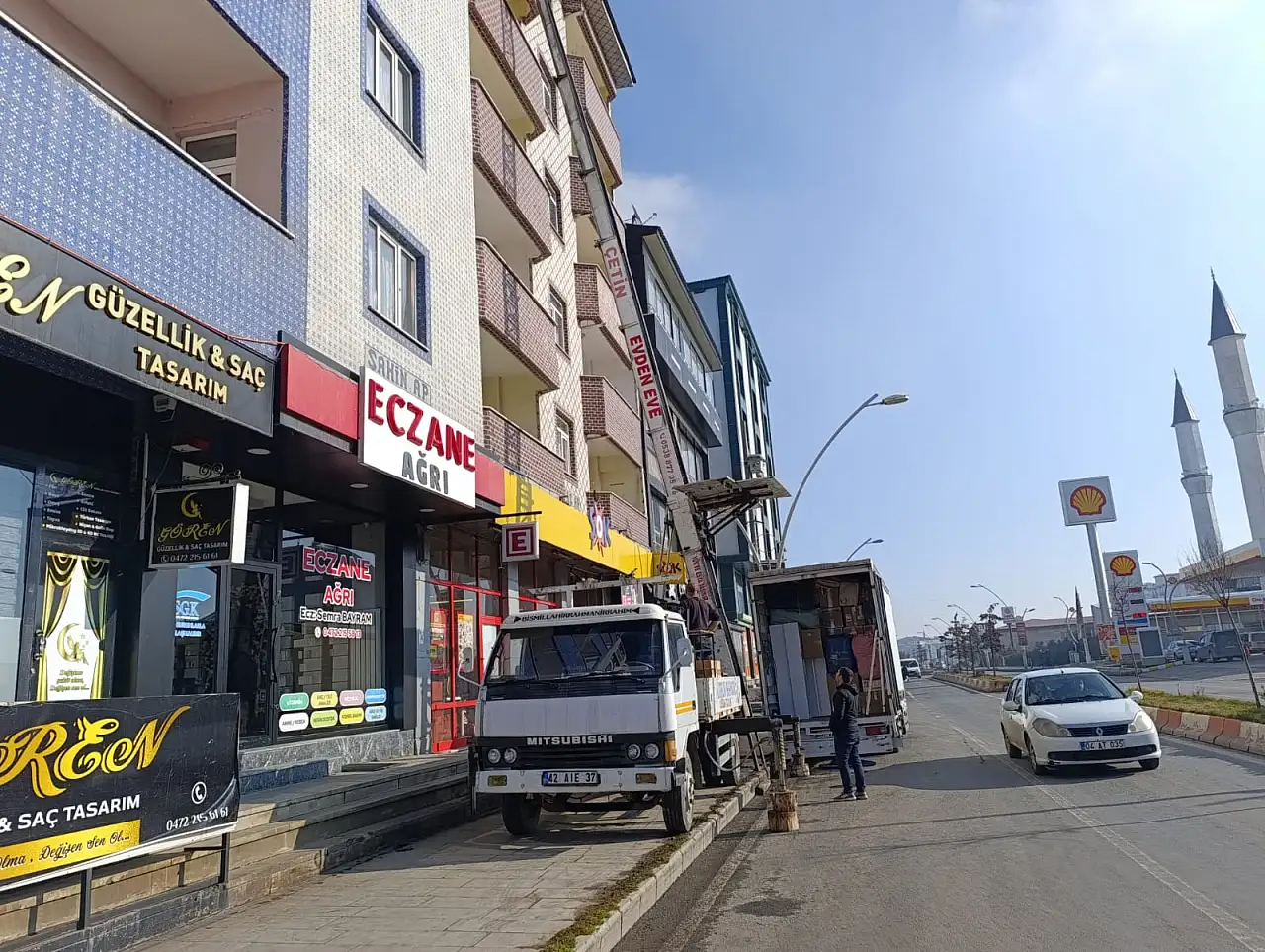 Ağrı'da güneşli hava ev taşımacılığını hareketlendirdi