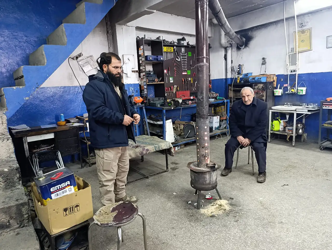 Ağrı'da kaporta ustaları yağ sobasıyla kışa çözüm buldu