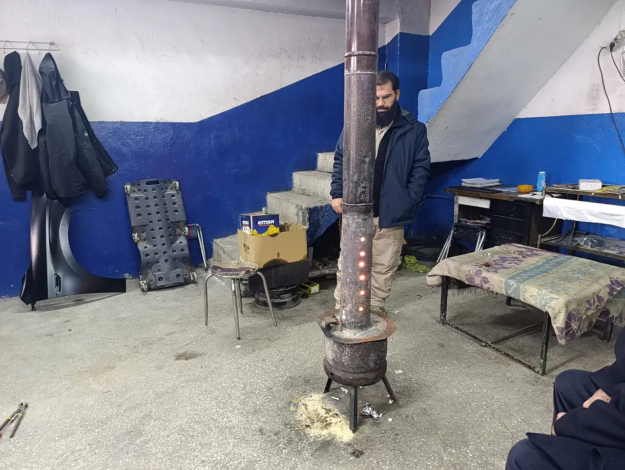 Ağrı'da kaporta ustaları yağ sobasıyla kışa çözüm buldu