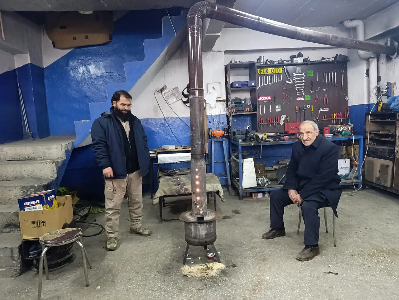 Ağrı'da kaporta ustaları yağ sobasıyla kışa çözüm buldu