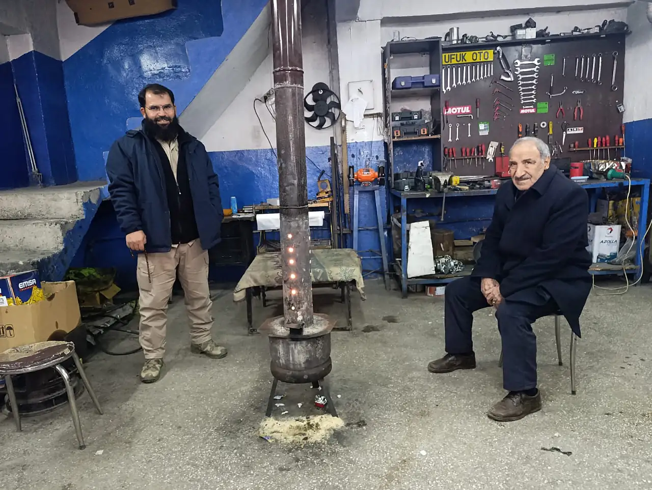 Ağrı'da kaporta ustaları yağ sobasıyla kışa çözüm buldu