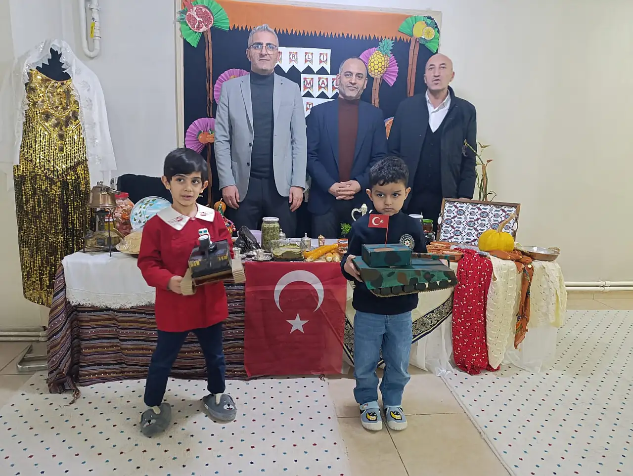 Doğubayazıt'ta çocuklar ve veliler yerli üretimi anlattı