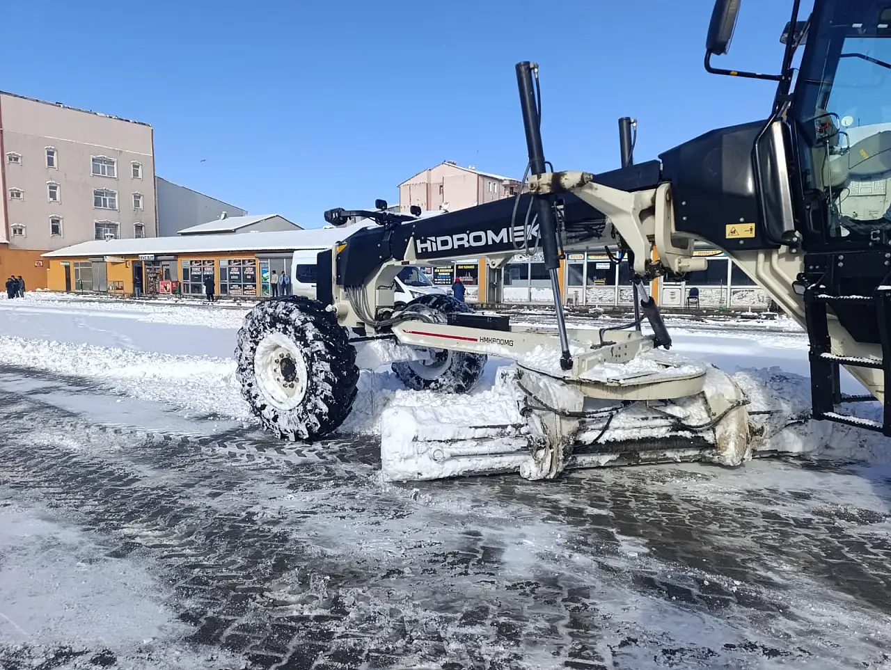 Ağrı İlçe Otogarı'ndaki kar birikintileri temizlendi, ulaşım kolaylaştı