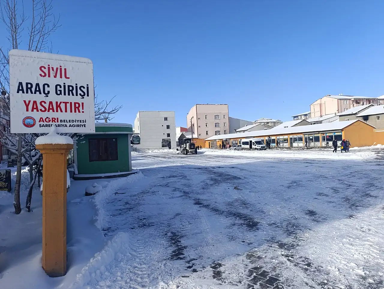 Ağrı İlçe Otogarı'ndaki kar birikintileri temizlendi, ulaşım kolaylaştı