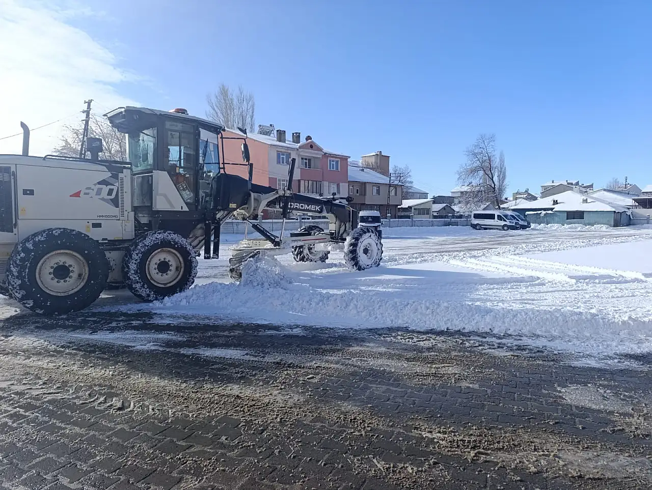 Ağrı İlçe Otogarı'ndaki kar birikintileri temizlendi, ulaşım kolaylaştı