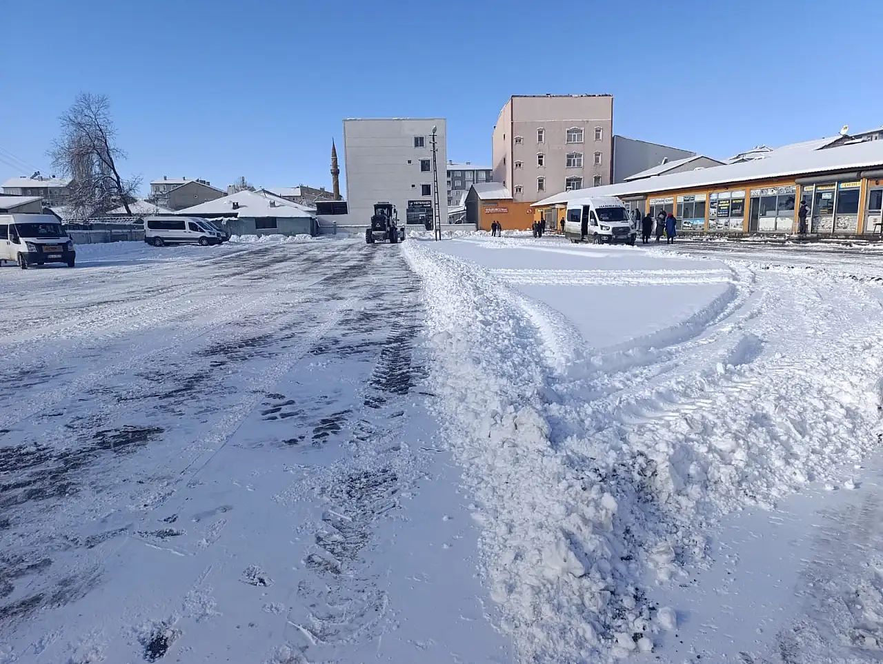 Ağrı İlçe Otogarı'ndaki kar birikintileri temizlendi, ulaşım kolaylaştı