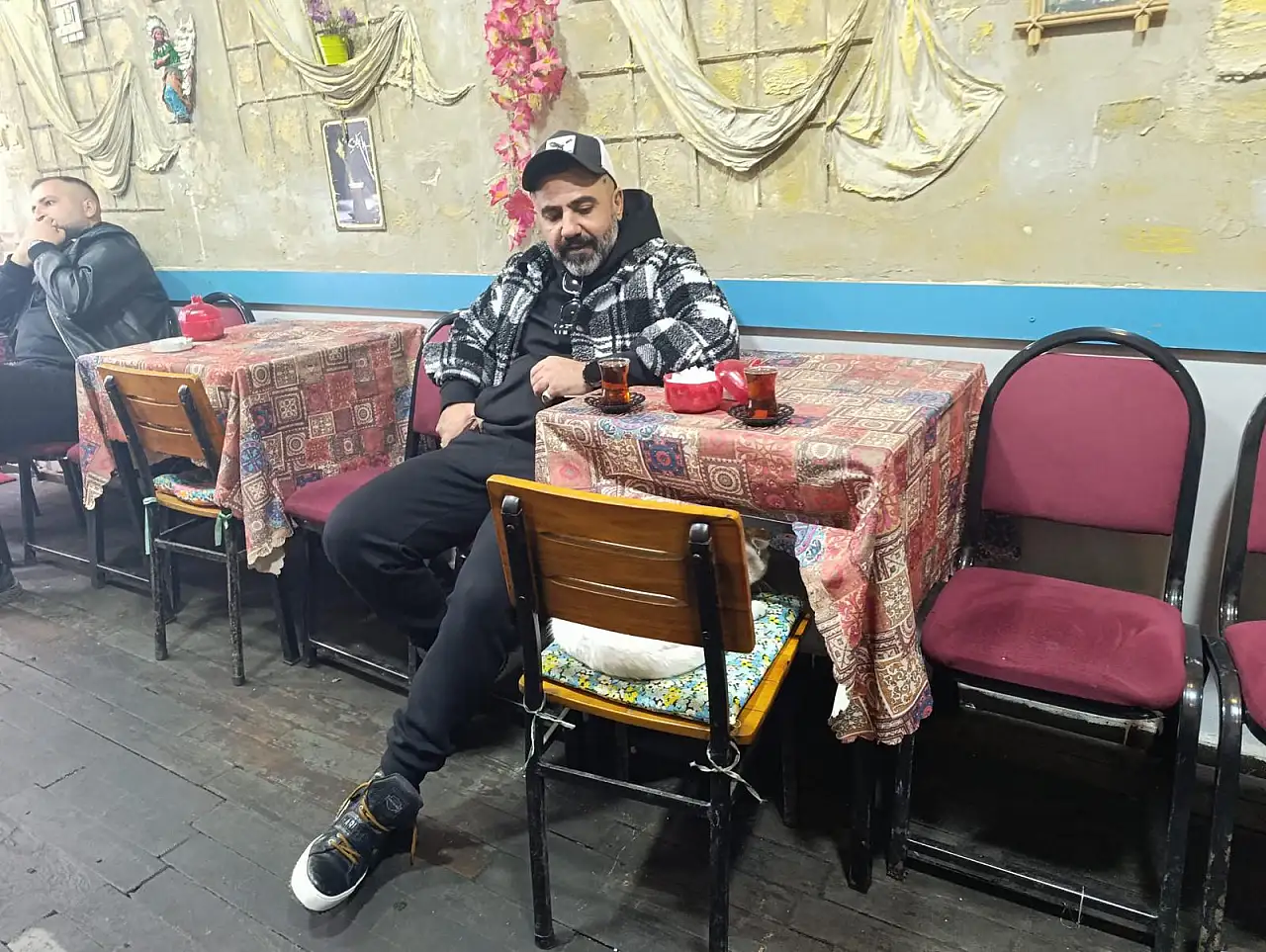 Van Kedisi Boncuk, Ağrı'daki kahvehaneye renk katıyor