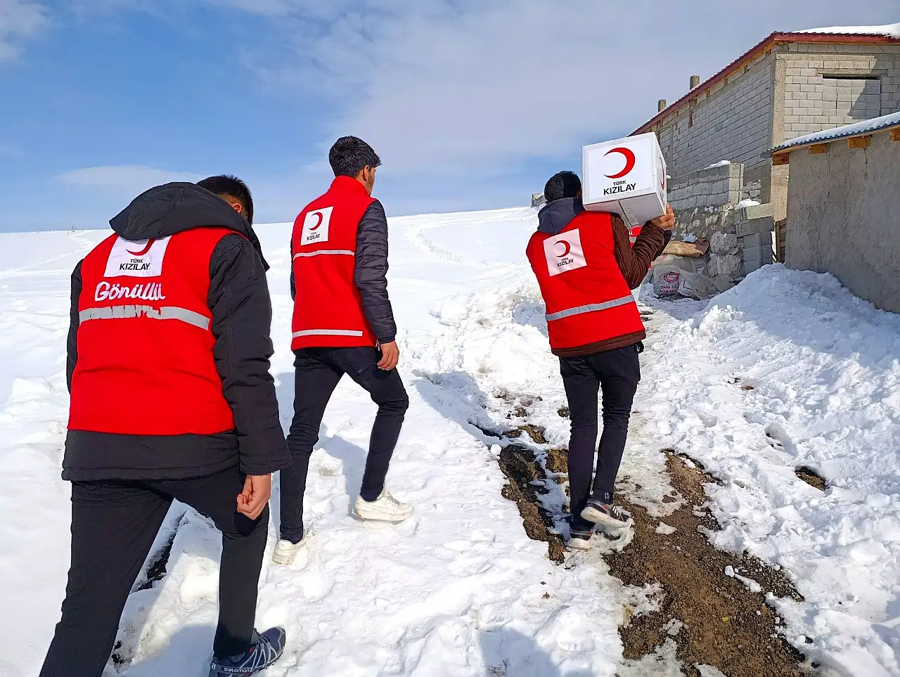Kızılay gönüllülerinden Diyadin'de kış desteği