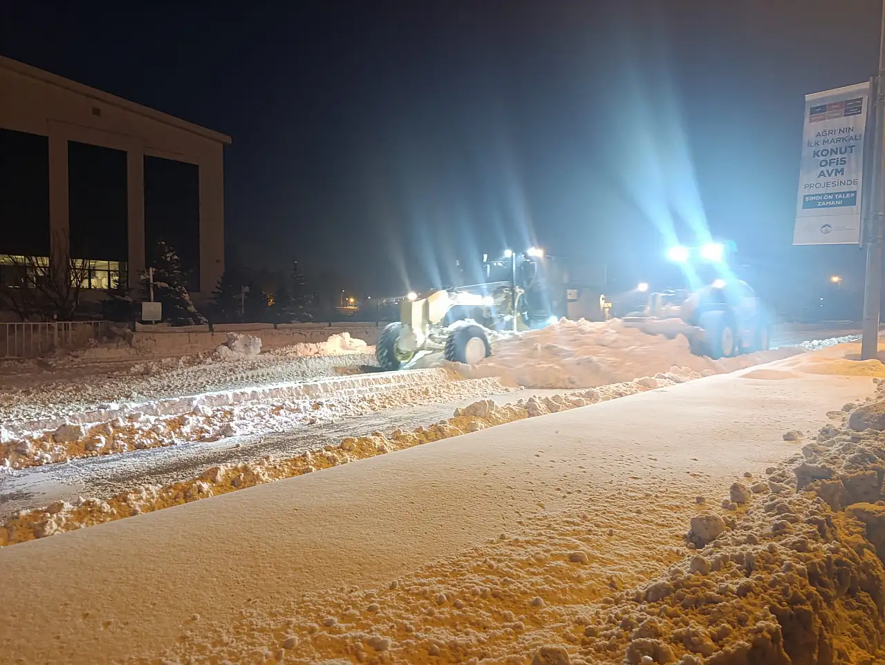 Atalay Caddesi'ndeki kar temizliği gün boyu devam etti