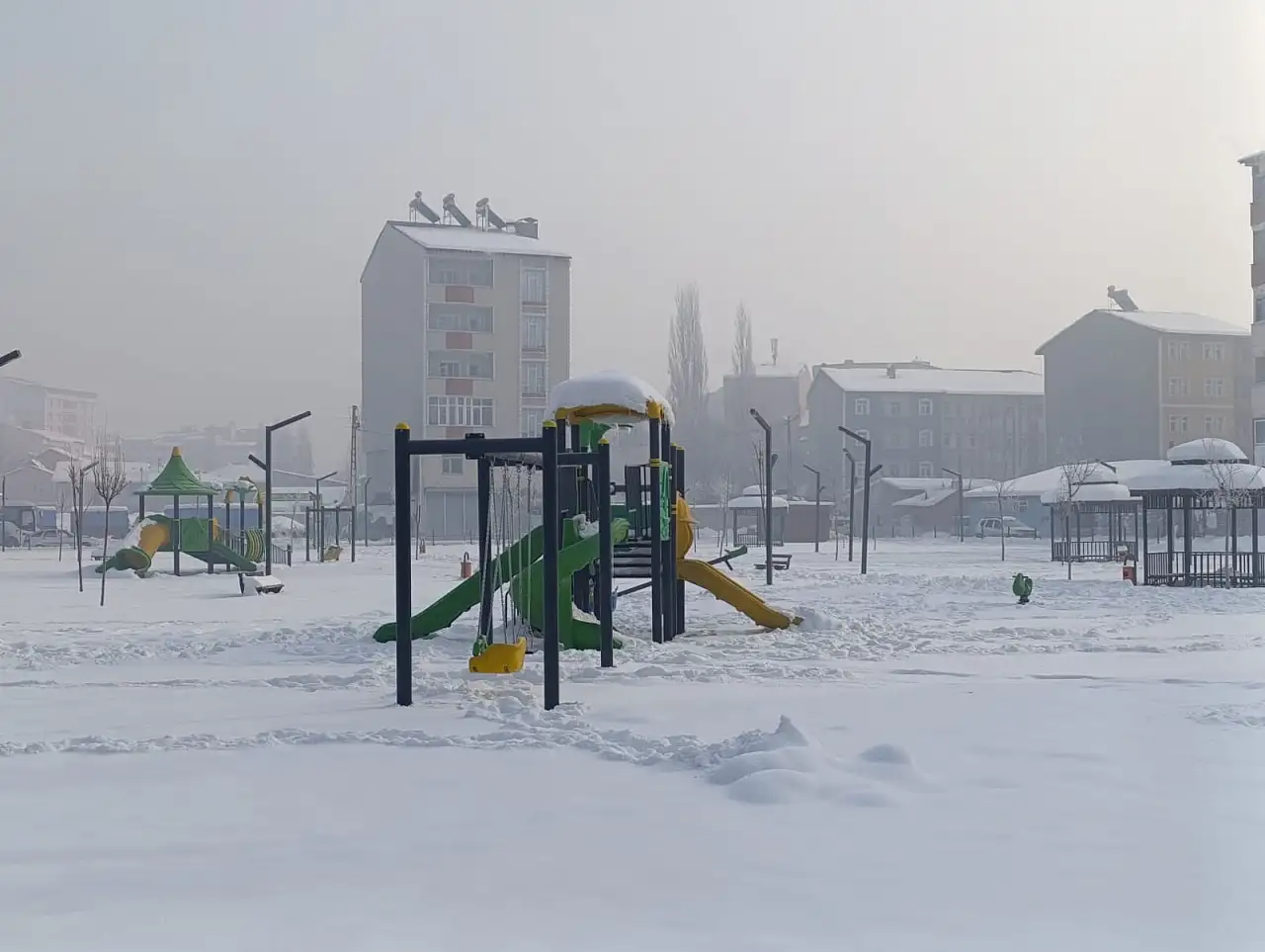 Ağrı'da soğuk ve karlı hava parkları boş bıraktı