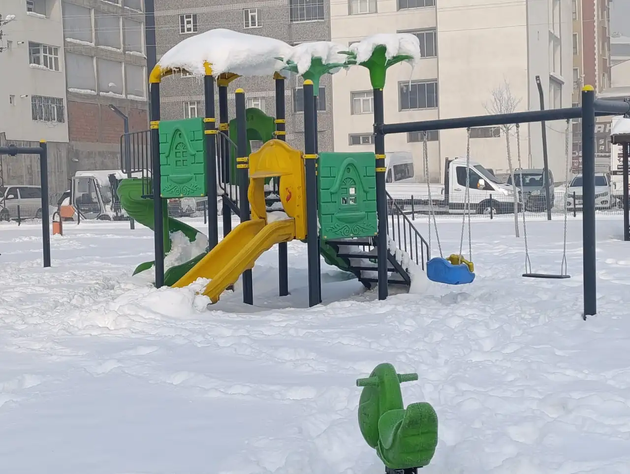 Ağrı'da soğuk ve karlı hava parkları boş bıraktı