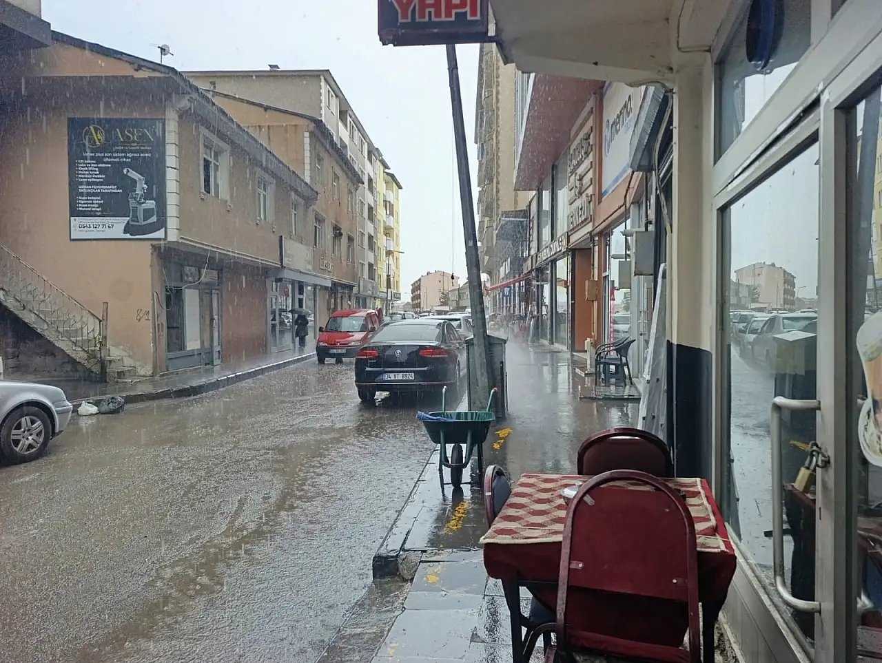 Ağrı'da sağanak yağış hayatı olumsuz etkiledi