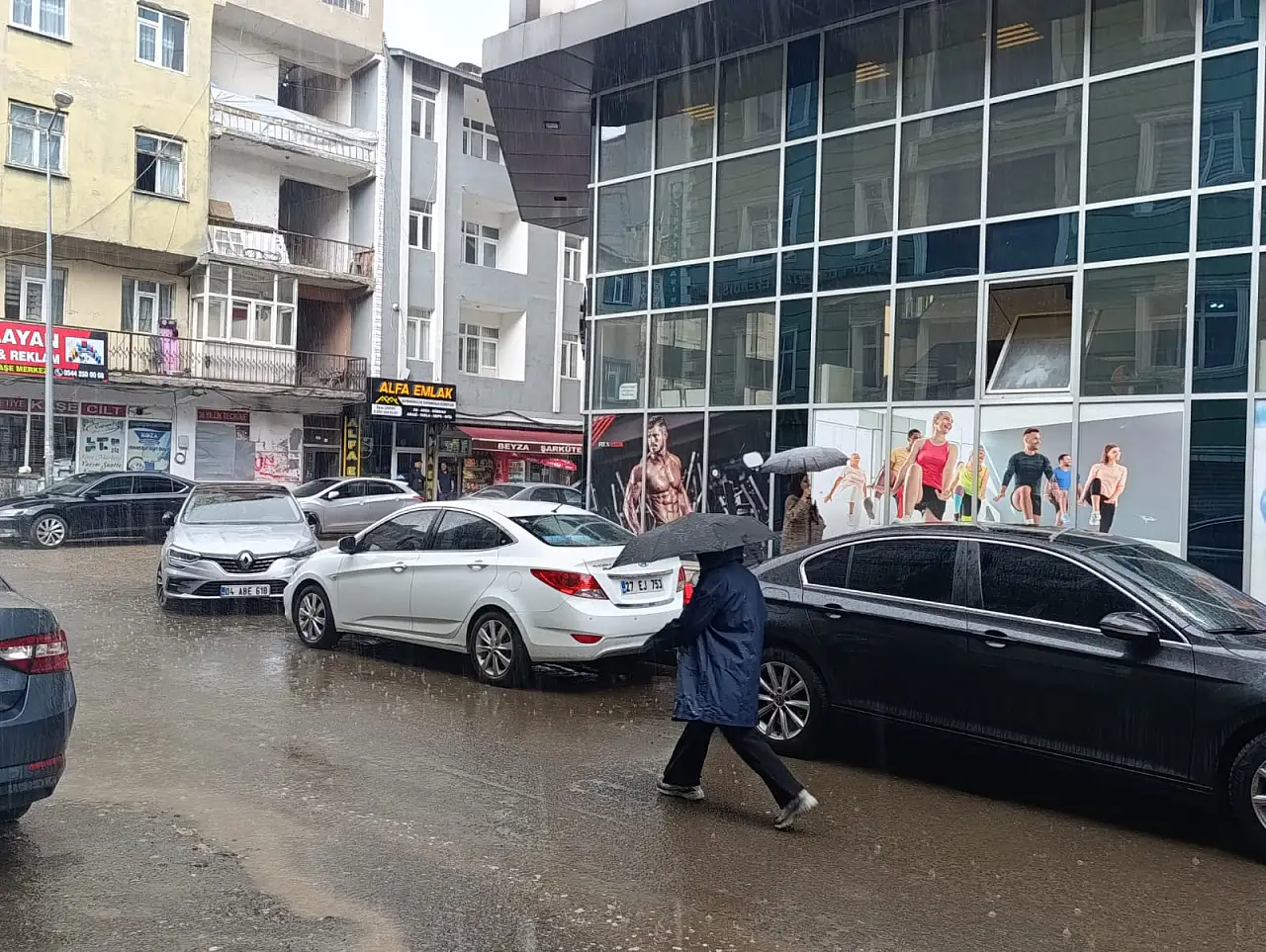 Ağrı'da sağanak yağış hayatı olumsuz etkiledi