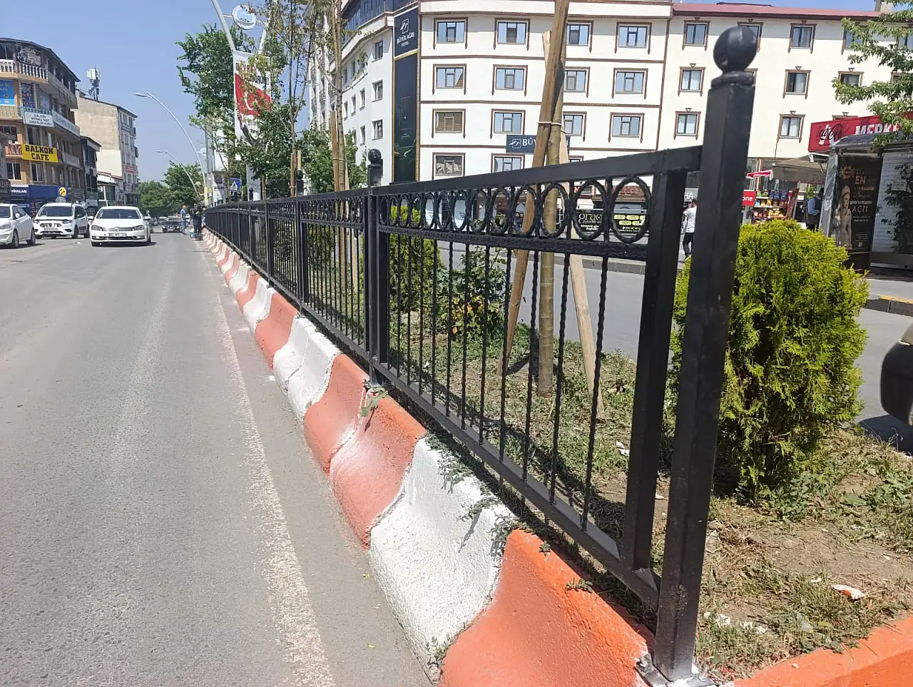 Ağrı'da caddelerde demir korkuluk dönemi başladı