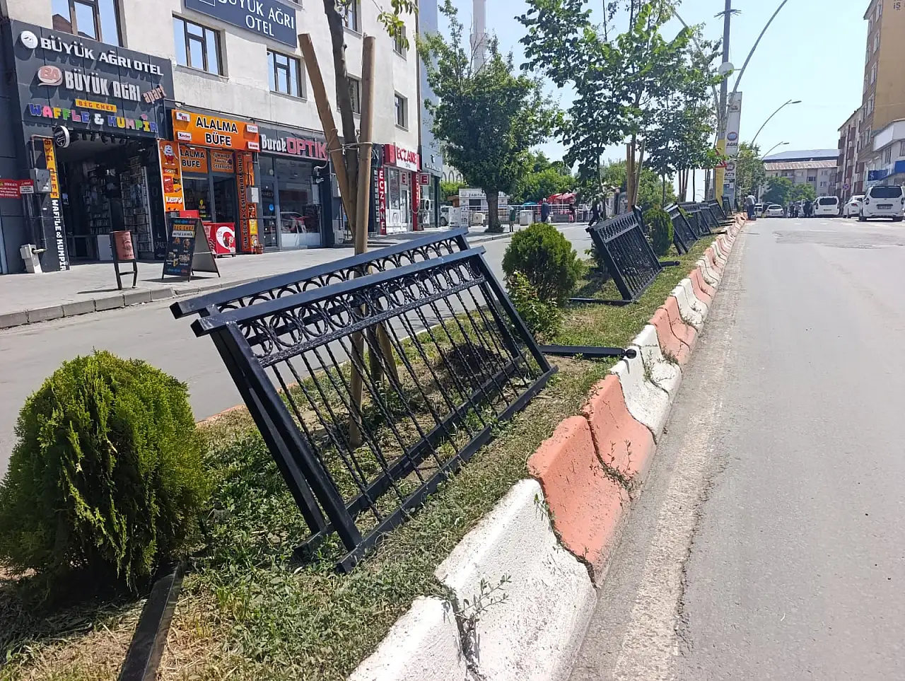 Ağrı'da caddelerde demir korkuluk dönemi başladı