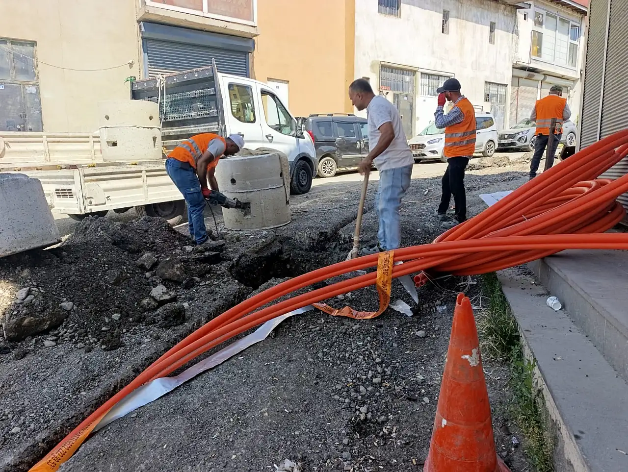 Ağrı'da fiber internet çalışmaları yolları delik deşik etti