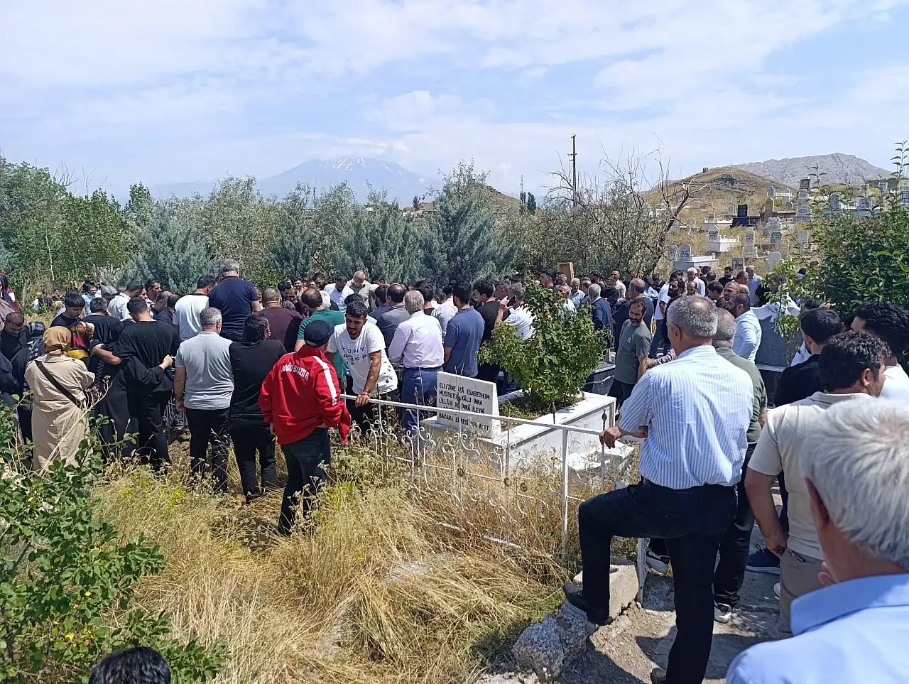 Doğubayazıt'ın sevilen kanaat önderi Eryılmaz son yolculuğuna uğurlandı