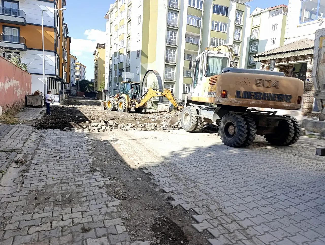 Parke taşlar söküldü, asfalt hazırlıkları başladı
