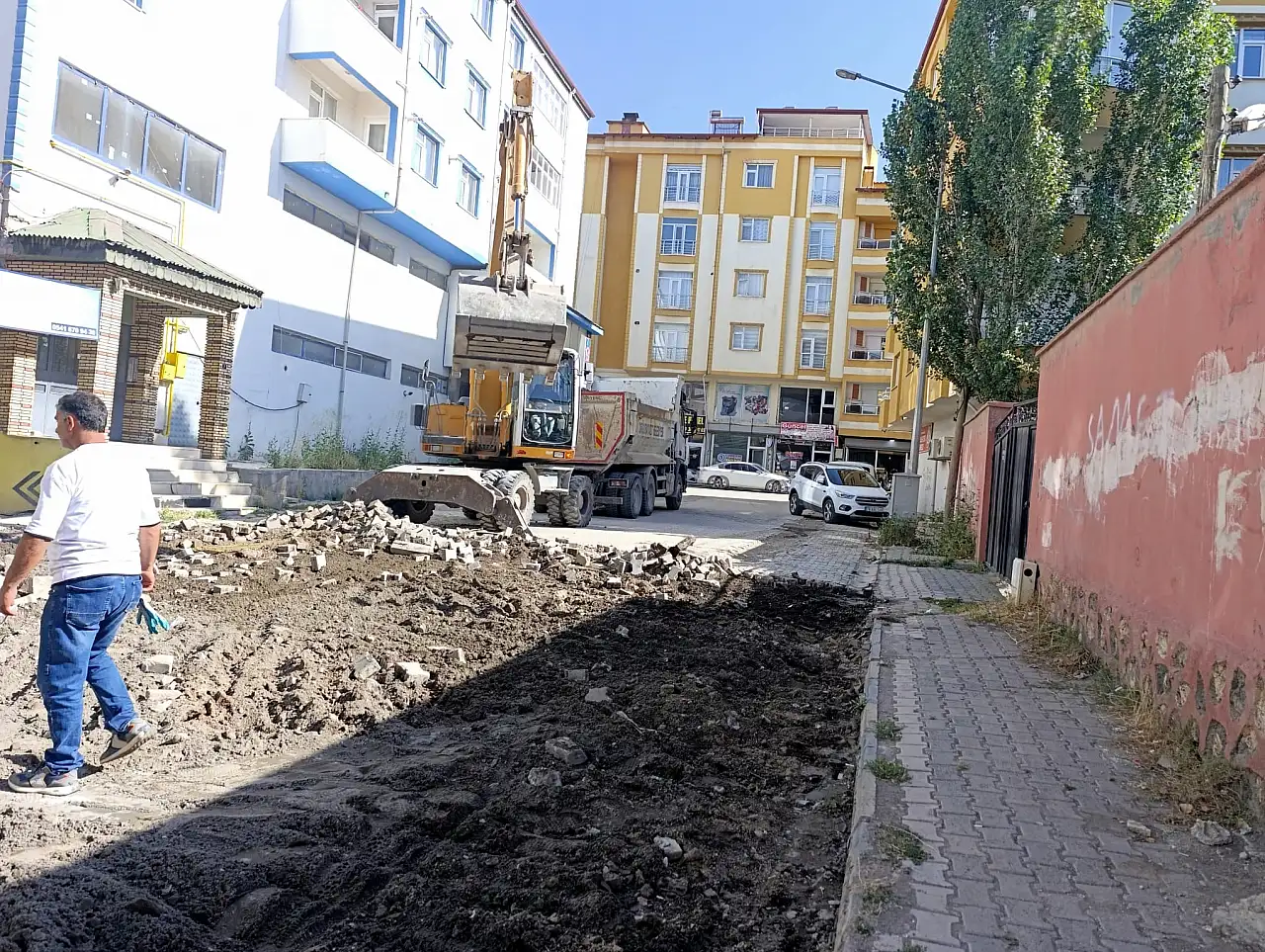 Parke taşlar söküldü, asfalt hazırlıkları başladı