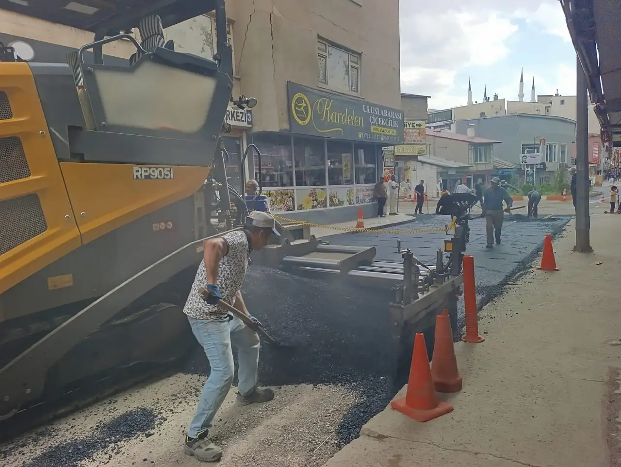 Ağrı'da İş Merkezi çevresi yenilendi! Trafik tek yöne alındı